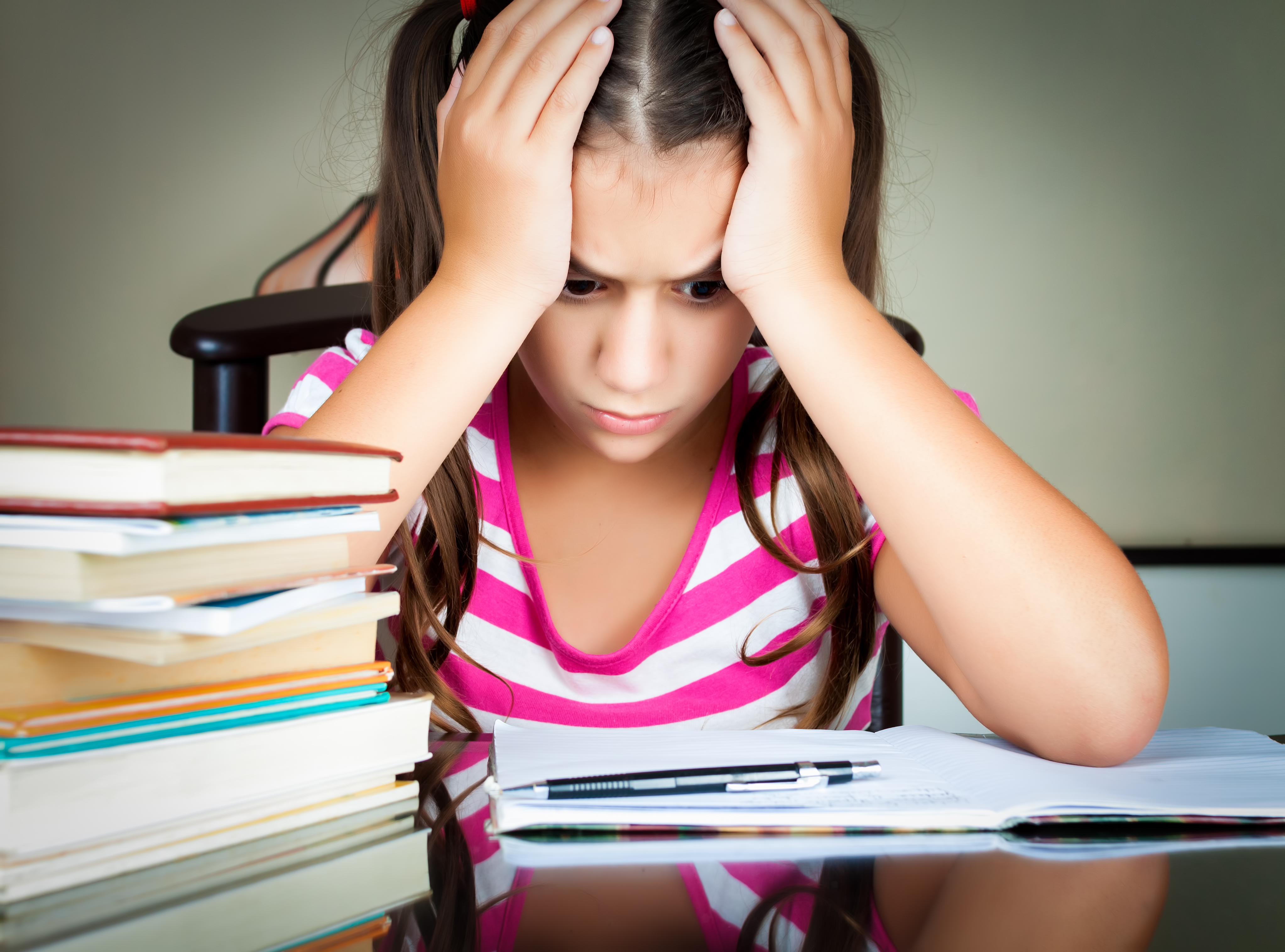 Почему не учатся уроки. Девочка за уроками. Стресс подростки. "Дети и стресс". Стресс школьника.